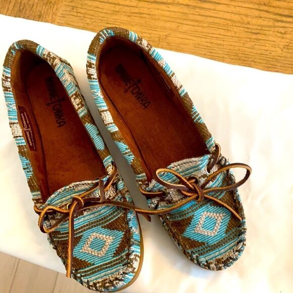 MINNETONKA SOUTHWESTERN MOTIF MOCASSINS.  … - Picture 2 of 8